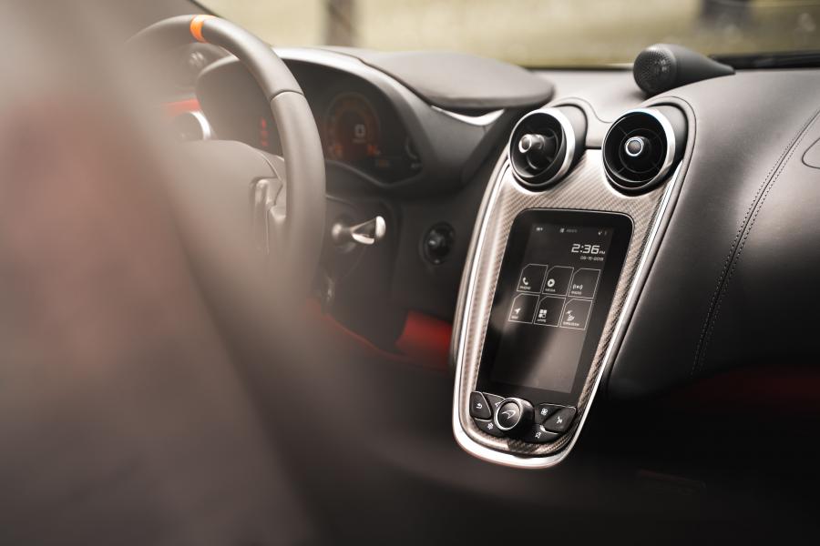 Детали интерьера McLaren 600LT Spider 2019 года  (NA) (фото 12 из 41)